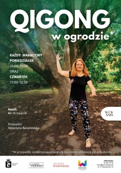 Plakat przedstawiający ćwiczącą kobietę na tle drzewa informujący o zajęciach w każdy 
