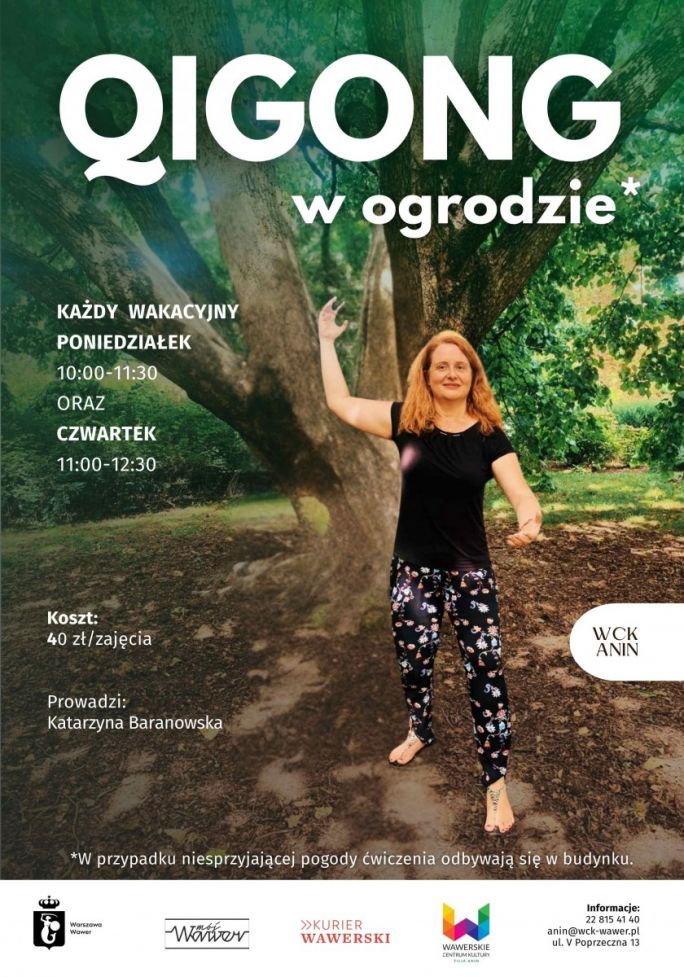 
			Plakat przedstawiający ćwiczącą kobietę na tle drzewa informujący o zajęciach w każdy 