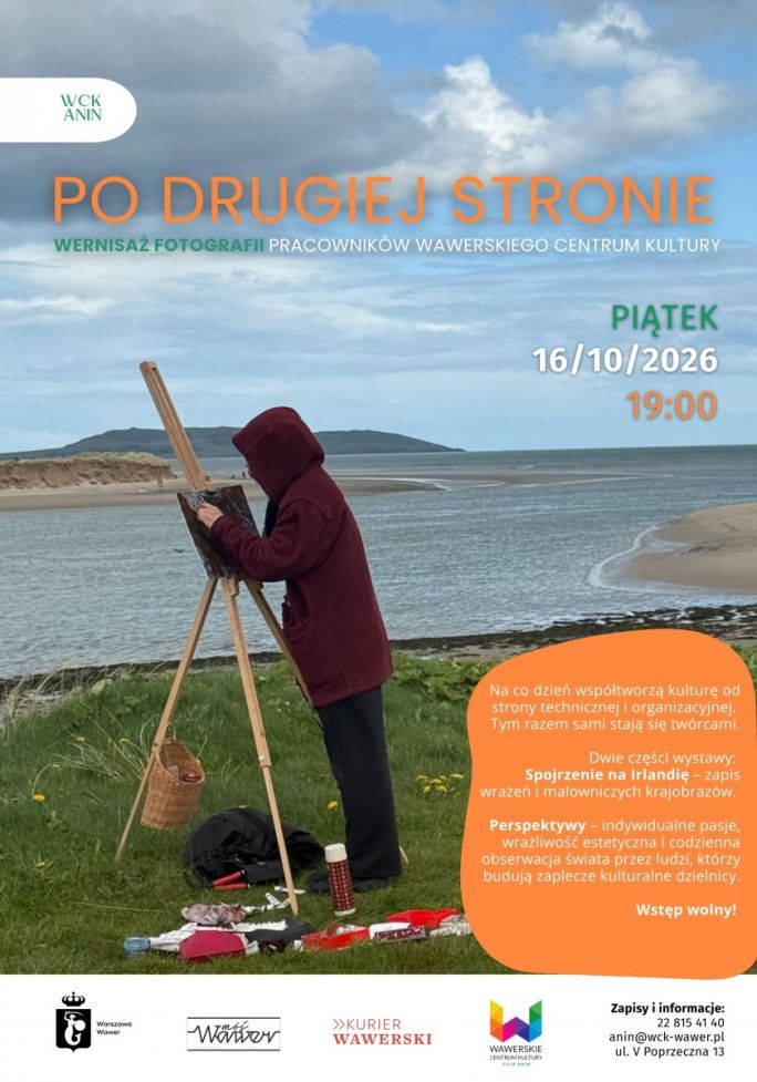 
			Plakat przedstawiający kobietę stojącą na irlandzkiej plaży za sztalugą. Promuje wernisaż wystawy fotografii autorstwa pracowników WCK. Po drugiej stronie 16 października, godz. 19.00