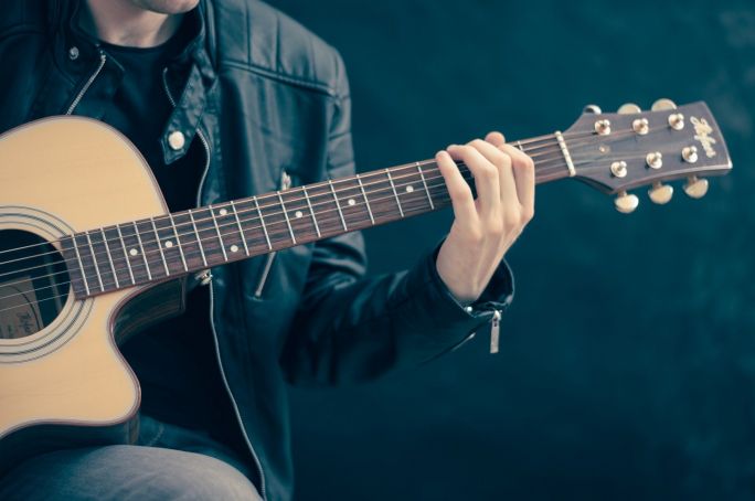 
			GITARA KLASYCZNA