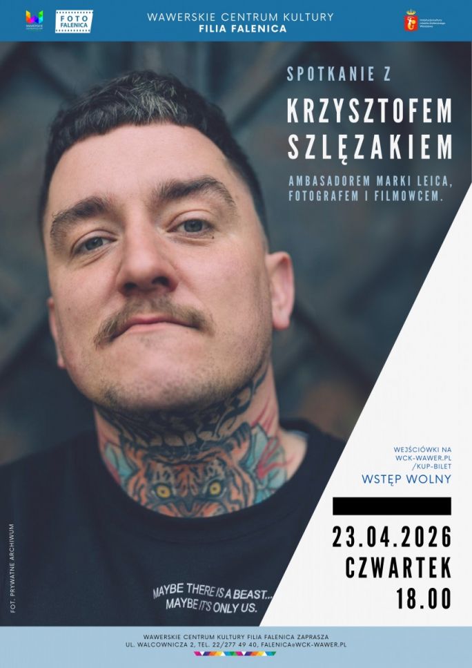 
			Plakat na którym jest duże zdjęcie autora spotkania Krzysztofa Szlęzaka. Poprowadzi on spotkanie na którym będzie rozmawiał o fotografii oraz marce Leica której jest ambasadorem. Spotkanie odbędzie się 23 kwietnia o godzinie 18.00