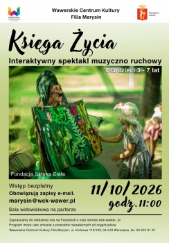 Aktorka ubrana w zielony strój trzymająca dużą księgę z kolorową ilustracją roślin i ziół wykonaną z kawałków materiału. 