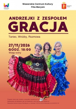 Trzy seniorki z zespołu Gracja pozujące do zdjęcia w kolorowych cygańskich strojach. 