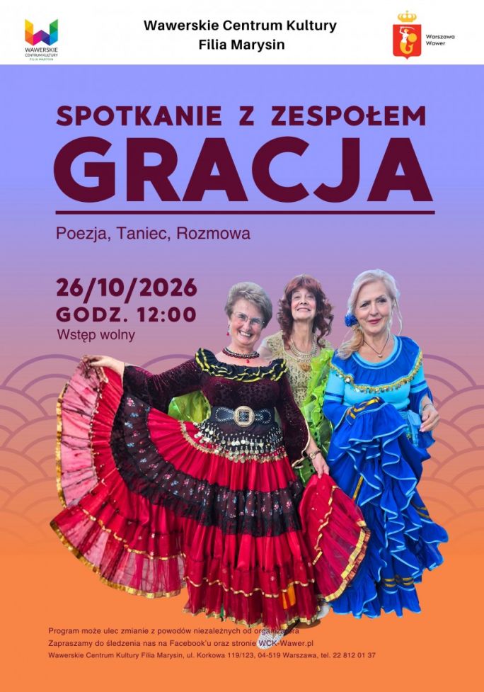 
			Trzy seniorki z zespołu gracja pozują do zdjęcia w wielkich kolorowych cygańskich strojach. 