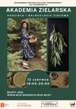 Uśmiechnięta kobieta w długiej ciemnej kwiecistej sukience z koszem pełnym ziół, obok plastry cytryn i pęczek ziół