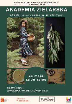 Uśmiechnięta kobieta w długiej ciemnej kwiecistej sukience z koszem pełnym ziół, obok plastry cytryn i pęczek ziół