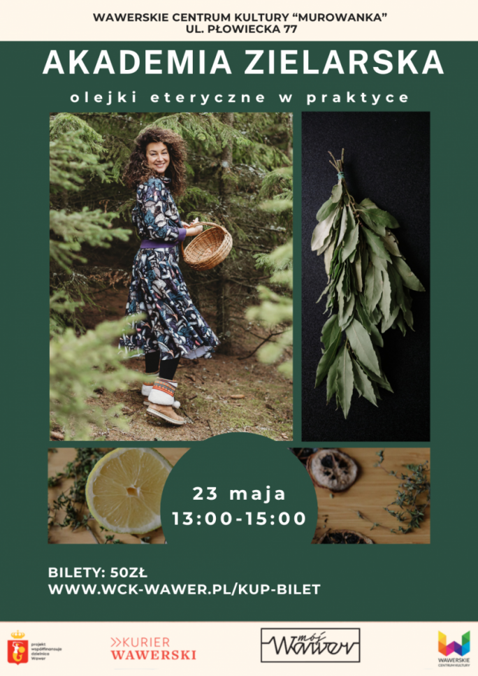 
			Uśmiechnięta kobieta w długiej ciemnej kwiecistej sukience z koszem pełnym ziół, obok plastry cytryn i pęczek ziół