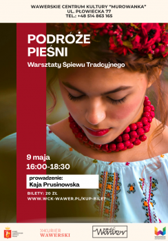 Młoda kobieta w czerwonym wianku z czerwonymi ustami i w czerwonych koralach z białą folkową bluzką. Plakat Podróże pieśni warsztaty śpiewu tradycyjnego w Murowance ul. Płowiecka 77, 9 maja godzina 16. Bilety koszt 20zł dostępne na stronie wck wawer kup bilet