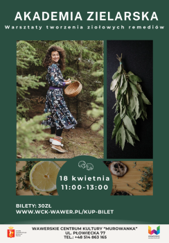 Uśmiechnięta kobieta w długiej ciemnej kwiecistej sukience z koszem pełnym ziół, obok plastry cytryn i pęczek ziół