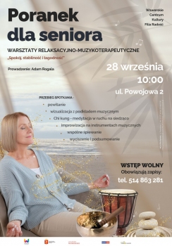 Plakat promuje wydarzenie „Poranek dla Seniora” pod hasłem „Głos i muzyka jako źródło relaksu, aktywizacji i integracji”. Kompozycja utrzymana jest w ciepłych, naturalnych barwach – po lewej stronie znajduje się opis programu warsztatów, a po prawej fotografie przedstawiające spokojną plażę o wschodzie słońca, misę dźwiękową, instrumenty oraz grupę seniorów uczestniczących we wspólnych ćwiczeniach; całość tworzy atmosferę wyciszenia, relaksu i harmonii. Na plakacie podano, że warsztaty prowadzi Adam Rogala i obejmują między innymi relaksację z muzyką, wizualizację, medytację w ruchu, improwizację na instrumentach oraz wspólne śpiewanie. Dodatkowo wyróżniono informacje o spodziewanych efektach zajęć, takich jak poprawa samopoczucia, redukcja stresu, większe poczucie integracji oraz wzmocnienie dobrostanu psychicznego.