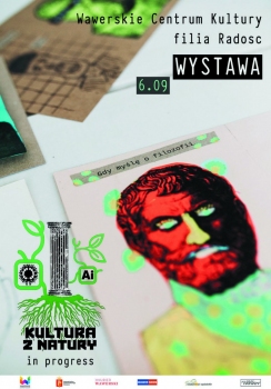 Plakat promuje wystawę „Kultura z Natury in progress” organizowaną przez Wawerskie Centrum Kultury – Filia Radość. Utrzymany jest w jasnej, spokojnej kolorystyce, a głównym elementem jest fotografia prac plastycznych, wśród których wyróżnia się barwny portret stylizowany na antyczną rzeźbę oraz zielone logo projektu łączące motywy roślin, kolumny i sztucznej inteligencji; całość ma twórczy i refleksyjny charakter. Na plakacie podano tytuł wystawy „Kultura z Natury in progress” oraz datę 6 września, a wydarzenie odbywa się w Wawerskim Centrum Kultury Filia Radość. Dodatkowym elementem są widoczne fragmenty ilustracji i grafik rozłożonych na stole, podkreślające warsztatowy i artystyczny charakter ekspozycji.