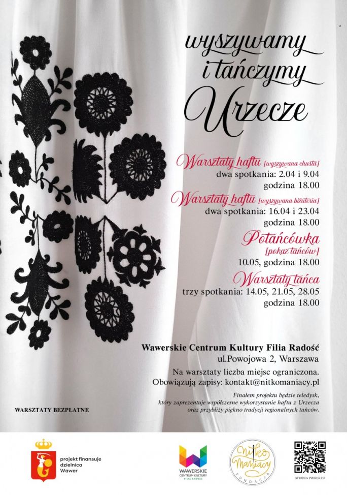 
			Plakat zapowiada inaugurację projektu „Wyszywamy i tańczymy Urzecze”. Po lewej stronie kompozycji, na jasnym, białawym tle widoczny jest duży, czarny haft urzeczański o formie stylizowanych kwiatów. W prawym, górnym rogu umieszczono ozdobnym krojem pisma czarny napis „Wyszywamy i tańczymy Urzecze”, a poniżej, czerwonym krojem pisma poszczególne tytuły warsztatów wraz ze szczegółowymi danymi, które odbędą się w ramach projektu.