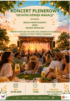 Letnia scena, a na niej zespół muzyczny, przed sceną ludzie na kocach pijący lemoniadę